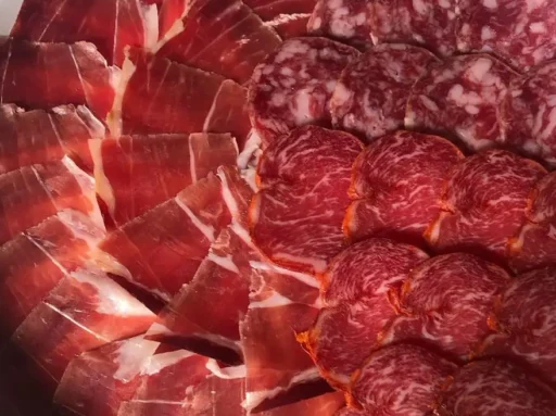 El Arte del Deshuesado y Loncheado del Jamón Ibérico: Técnicas, Precisión y Calidad